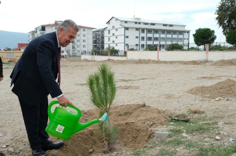 Buharkent’te ’Geleceğe Nefes Olacak’ fidanlar toprakla buluştu