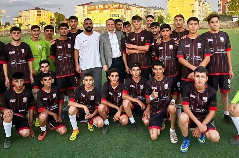 Bulanık Kaymakamı Ömer Övünç Koşansu çocukları sevindirdi 