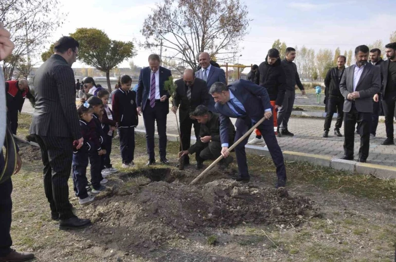 Bulanık’ta 3 bin fidan toprakla buluştu 