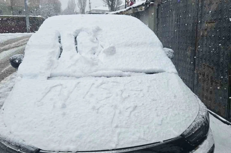 Bulanık’ta nisan ayında kar sürprizi 