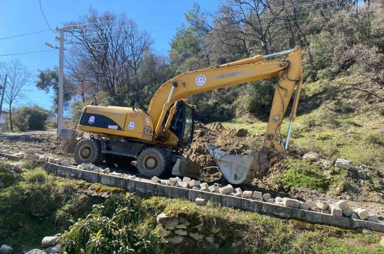 Buldan Göğüs Hastalıkları Hastanesi yolunun bakım ve onarımı yapılıyor