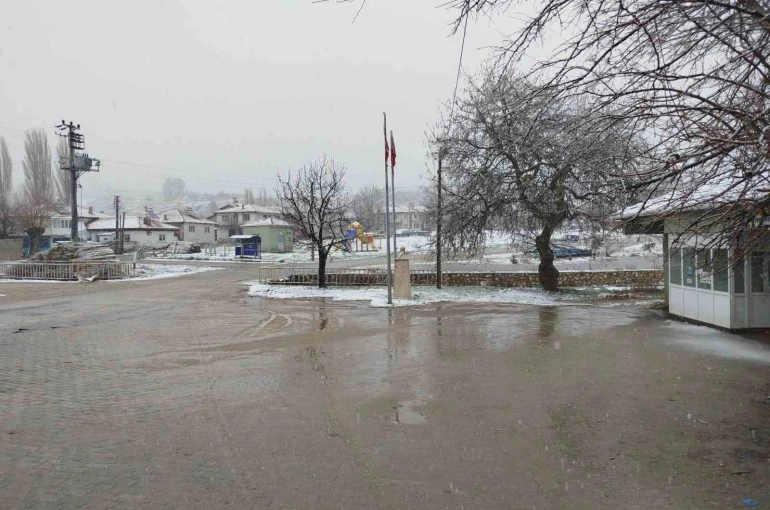 Buldan’ın yüksek kesimlerinde kar yağışı etkili oldu