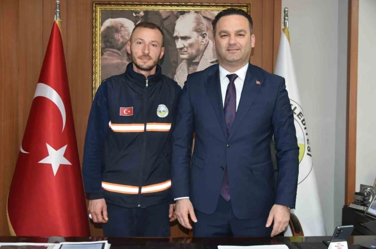 Bulduğu altın bilekliği polise teslim eden temizlik görevlisine belediye başkanından ödül 