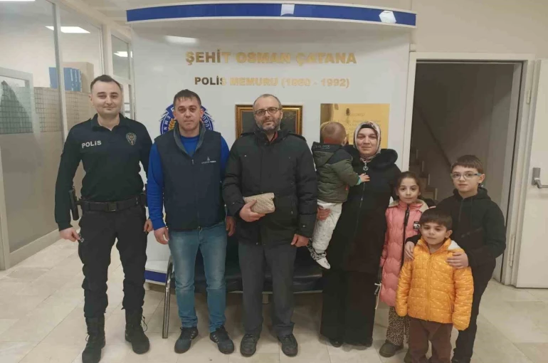 Bulduğu para dolu çantayı polise teslim etti 