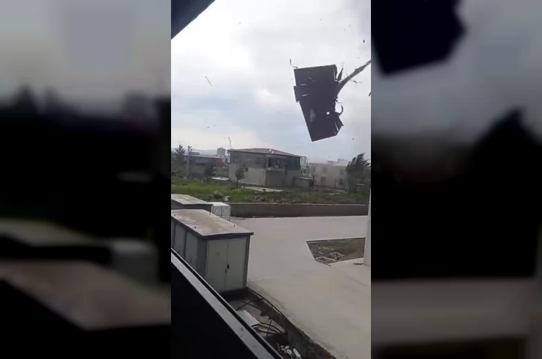 Burası Amerika değil Diyarbakır: Şiddetli fırtına evin çatısını uçurdu