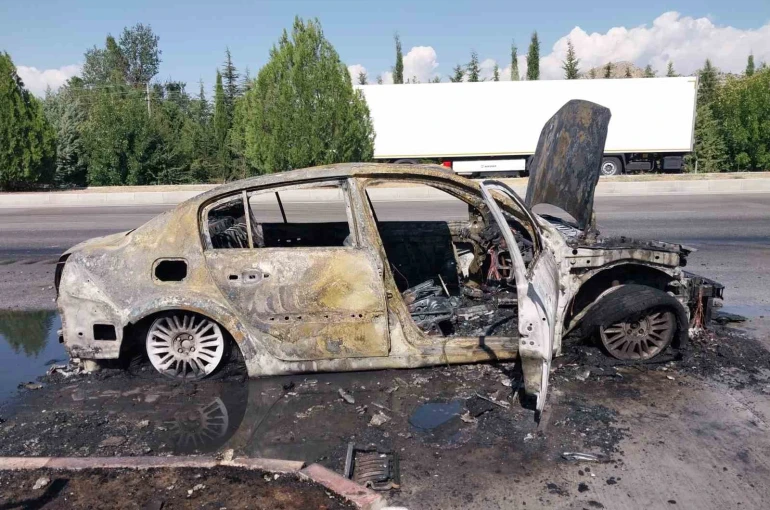 Burdur-Antalya kara yolunda otomobil yandı