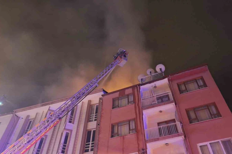 Burdur’da 4 katlı binada korkutan yangın 