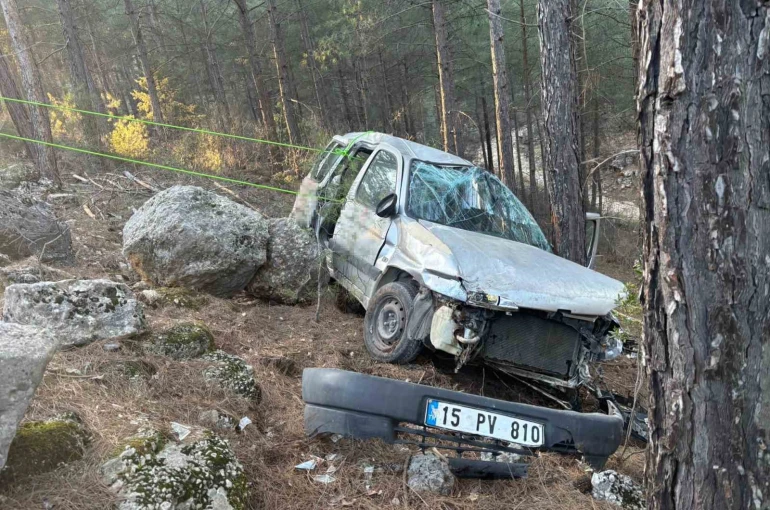 Burdur’da araç şarampole devrildi: 3 yaralı