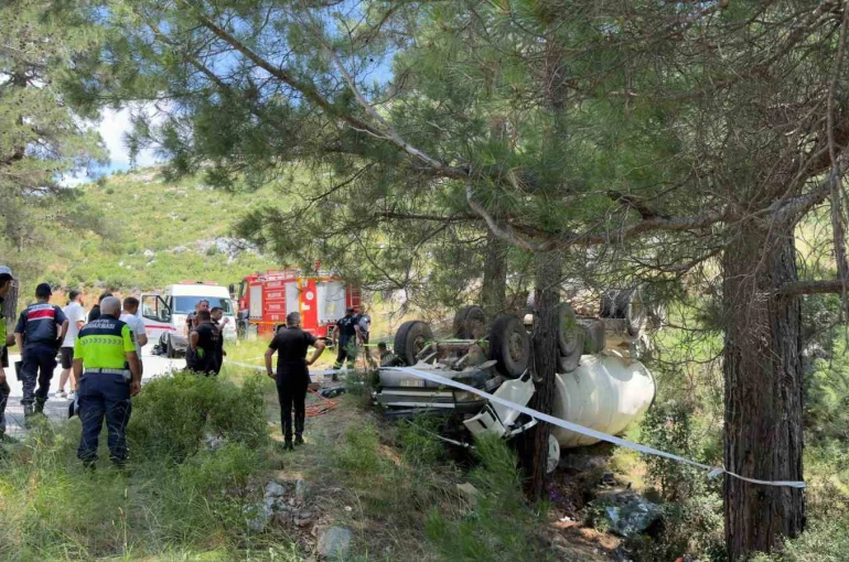 Burdur’da beton mikseri devrildi: 2 yaralı