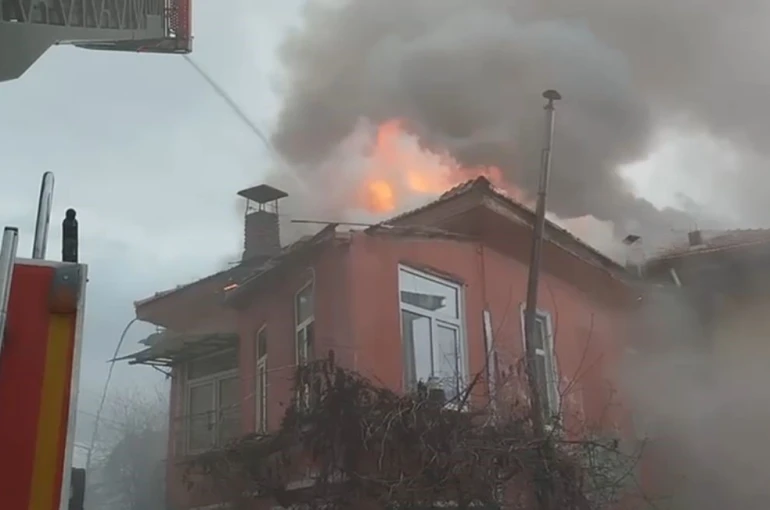 Burdur’da çatı yangını ekiplerce söndürüldü 