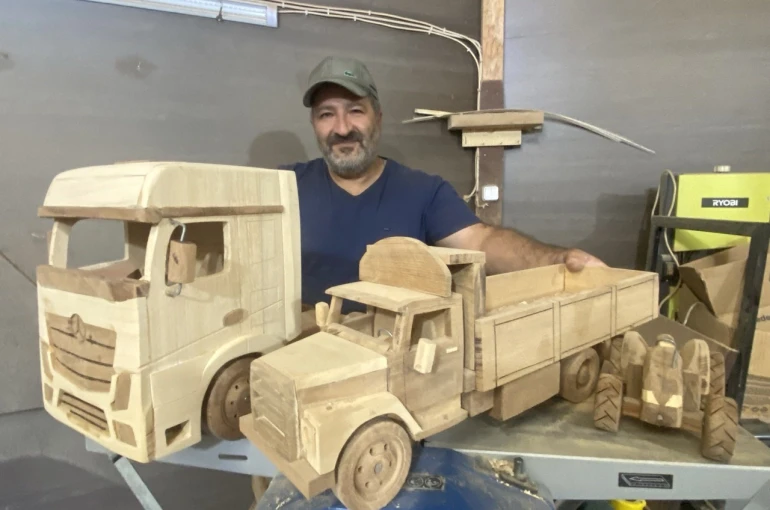Burdur’da hobi olarak başladığı ahşap ustalığına belediyenin atölyesinde devam ediyor