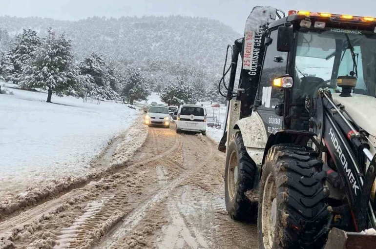 Burdur’da karda mahsur kalanlar kurtarıldı 