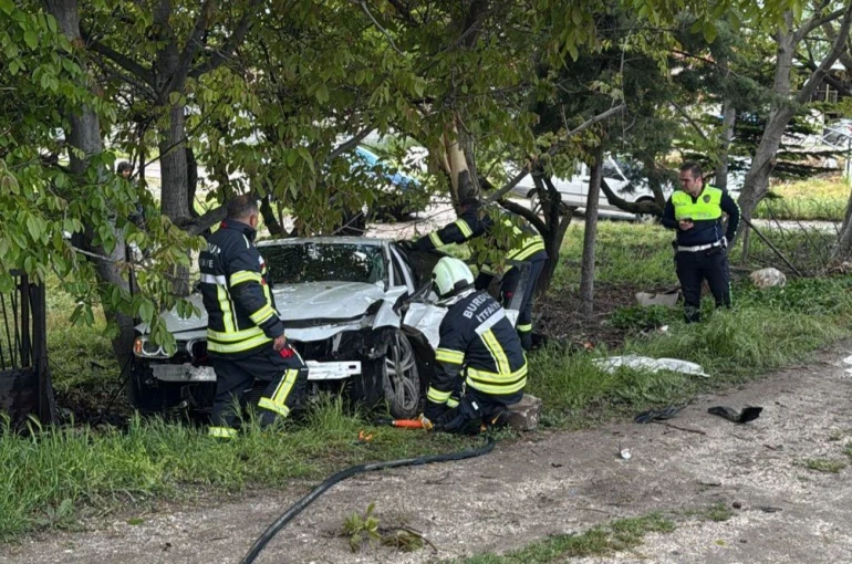 Burdur’da kontrolden çıkan otomobil ağaca çarptı 