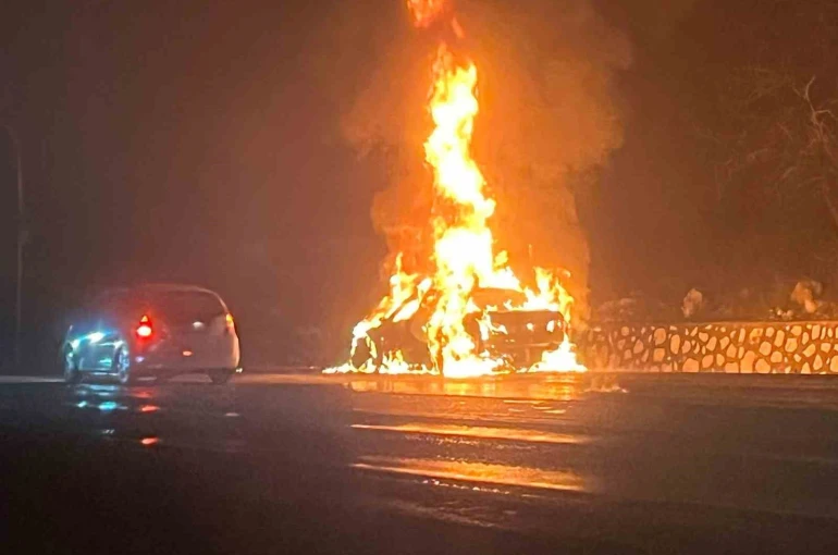 Burdur’da lüks otomobil alev alev yandı