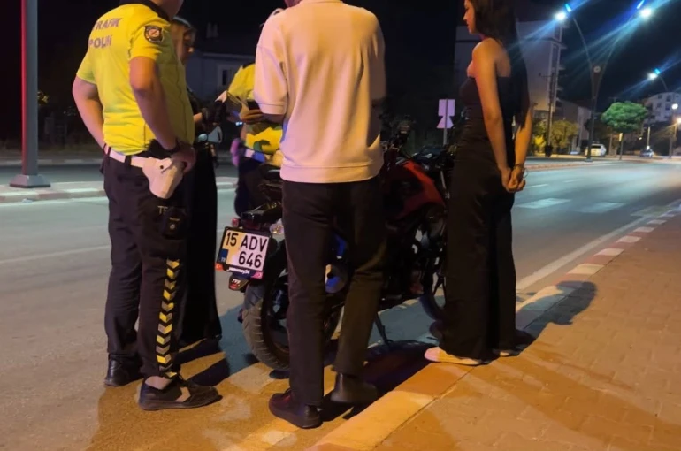 Burdur’da motosiklet devrildi, sürücüsü yaralandı