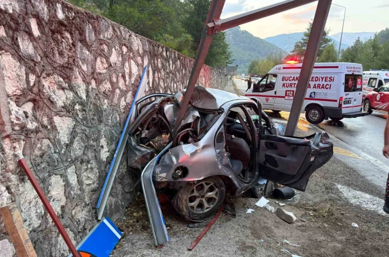 Burdur’da otomobil yol kenarındaki levhaya çarptı: 3 yaralı 