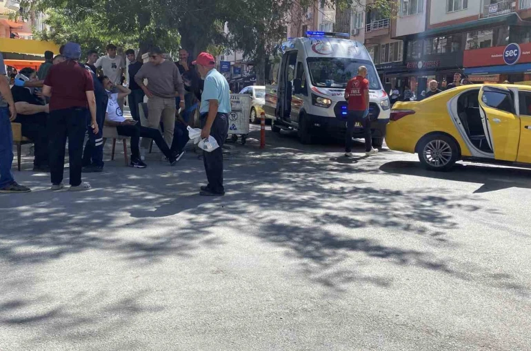 Burdur’da ticari taksi ile otomobil çarpıştı: 3 yaralı