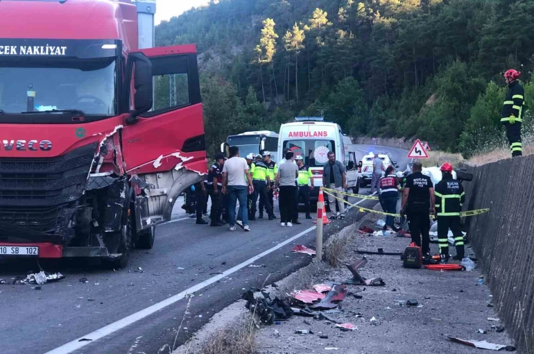 Burdur’da tır ile hafif ticari araç çarpıştı: 1 ölü, 1 yaralı 