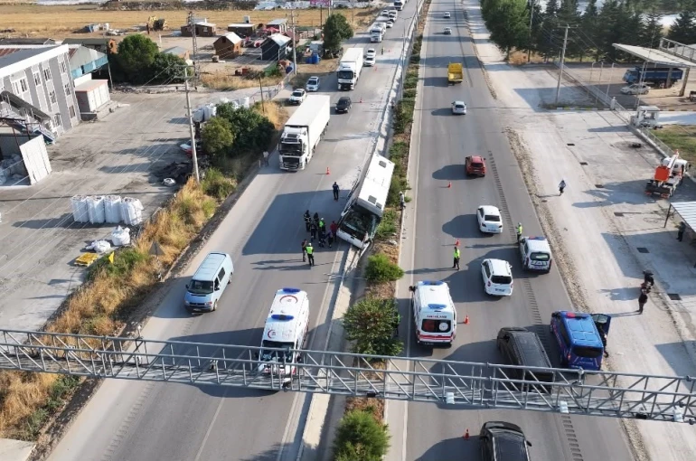 Burdur’da tur otobüsü devrildi, 34 kişi yara almadan kurtuldu 