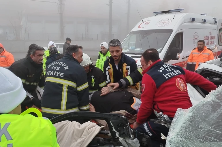 Burdur’da yoğun siste zincirleme kaza: 1’i ağır 2 yaralı 