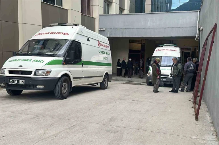 Burdur’daki 7 canın yitip gittiği kazada hastane morgu önünde acı bekleyiş 