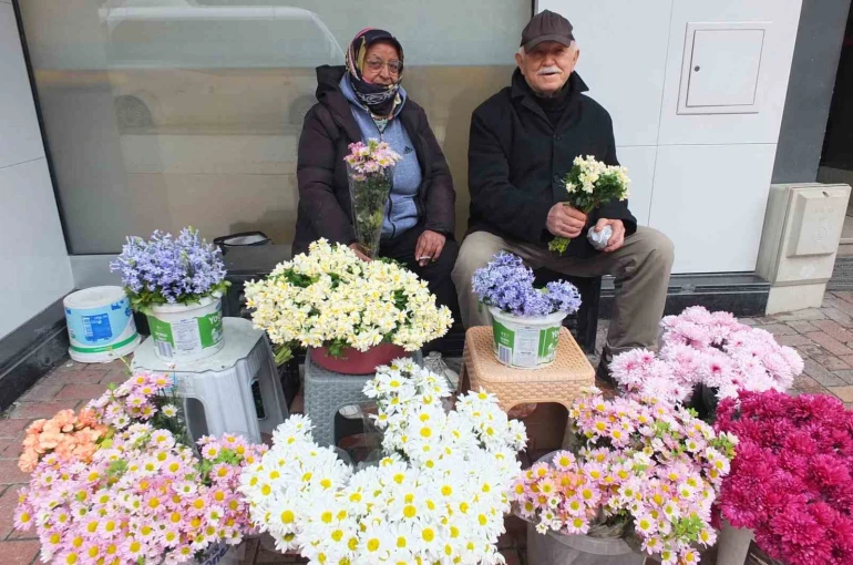 Burhaniye’ de çiçekçiler 14 Şubat’ı bekliyor