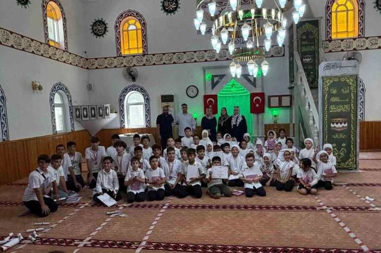 Burhaniye’ de çocukların hatim sevinci 