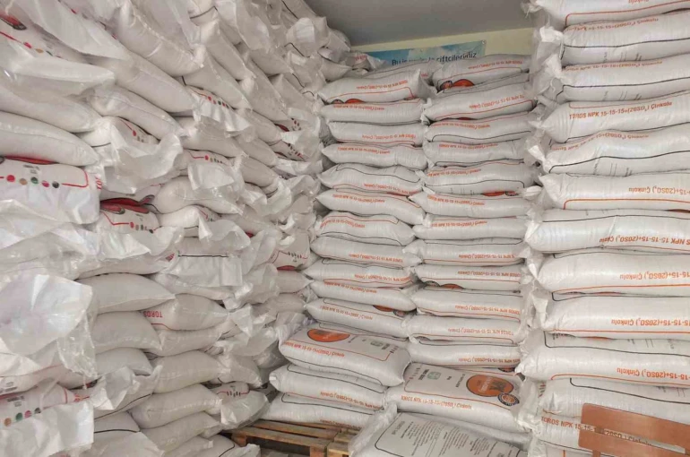 Burhaniye de Yağmurlar yağdı gübre satışları arttı 