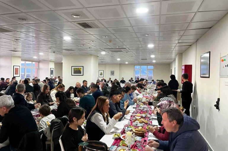 Burhaniye’de akademik ve idari personel iftarda buluştu 