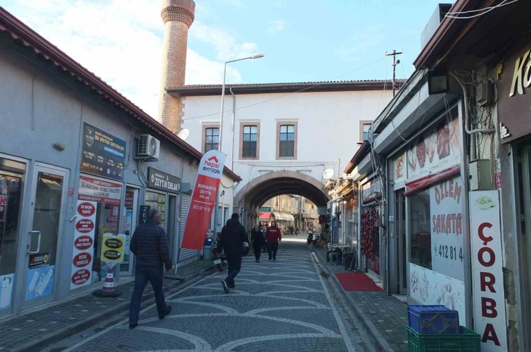 Burhaniye’de altından yol geçen cami ilgi odağı oldu 