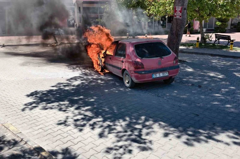 Burhaniye’de araç yangınını itfaiye söndürdü 