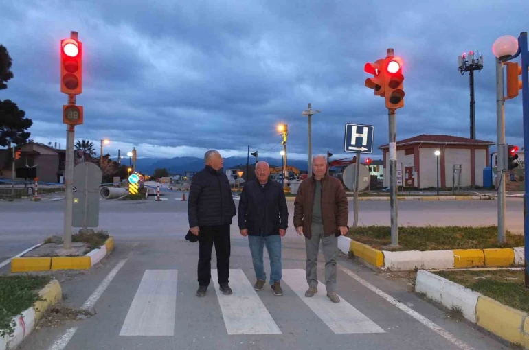 Burhaniye’de düzensiz yanan ışıklar tepki çekti 