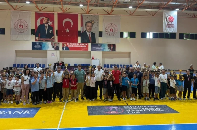 Burhaniye’de Geleneksel Çocuk Oyunlarında dereceye girenlere ödülleri verildi 