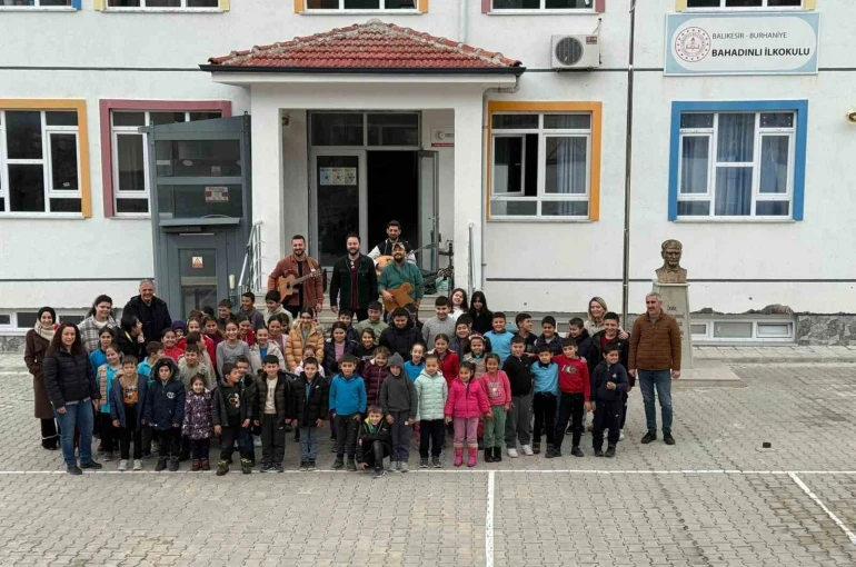Burhaniye’de köy okullarındaki öğrencilere konser sürprizi 