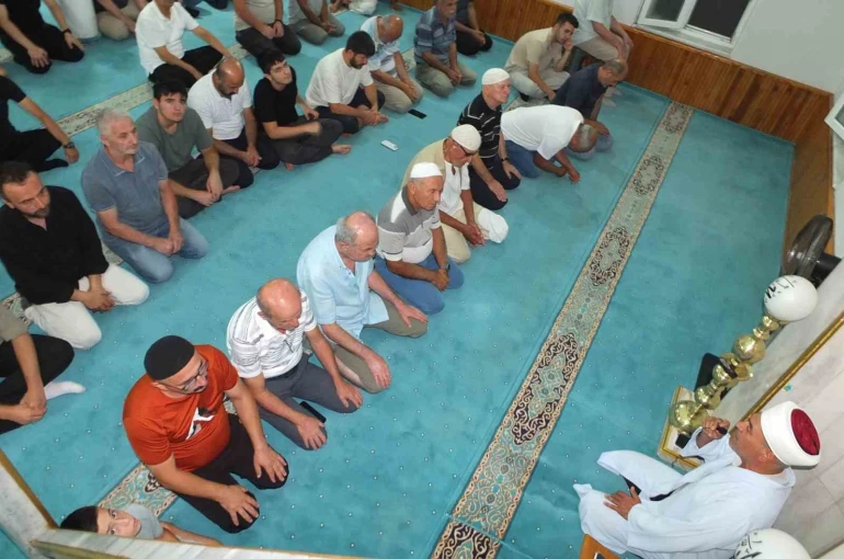 Burhaniye’de Mevlit Kandilinde camiler doldu 