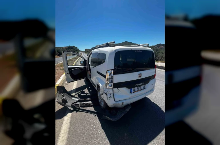 Burhaniye’de otomobiller çarpıştı 