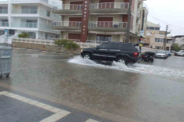 Burhaniye’de sağanak yağış yolları göle çevirdi, bazı evlerin bodrumlarını su bastı 