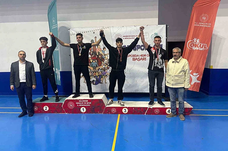 Burhaniyeli genç boksörler Balıkesir’de 8 ödül aldı