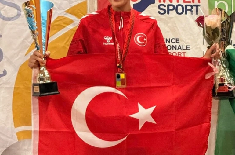 Bursa Büyükşehir Belediyesporlu Nazmiye Ak dünya üçüncüsü 