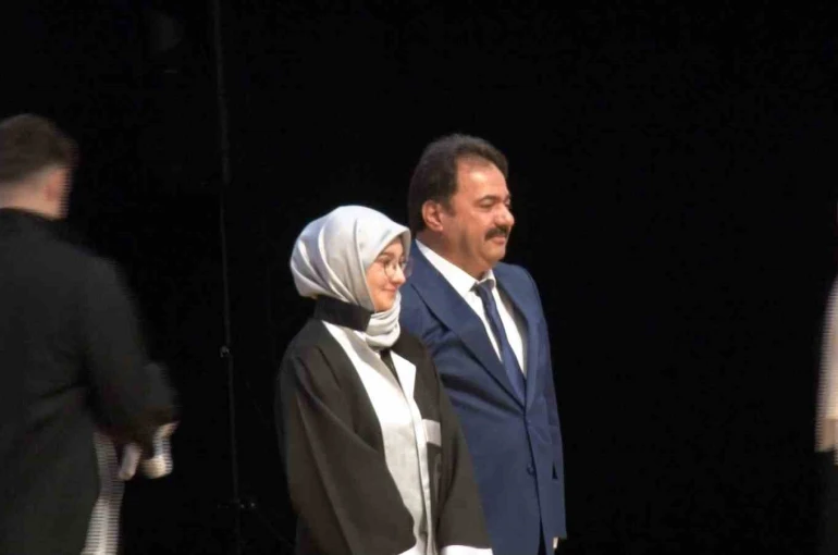 Bursa İl Emniyet Müdürü Gökce kızına diplomasını elleriyle verdi