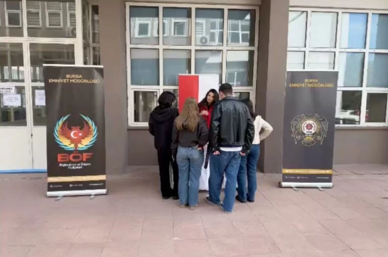 Bursa polisi, okul okul gezerek öğrencileri bilgilendirdi 