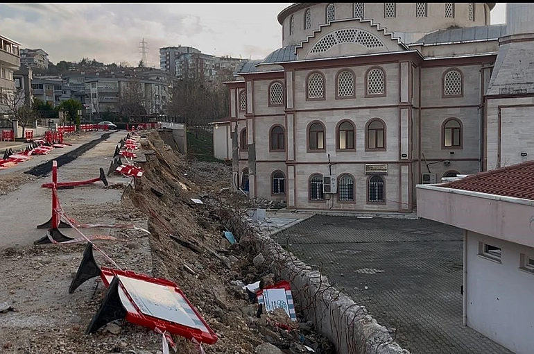 Bursa’da 2 aylık çile...Çöken duvar yolu da camiyi de kapattı 