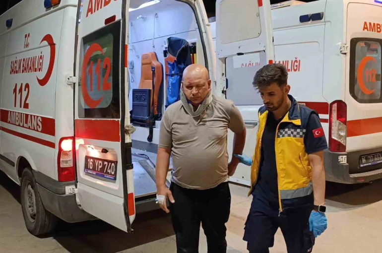 Bursa’da 2 otomobil kafa kafaya çarpıştı: 4 yaralı