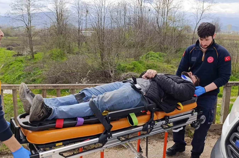 Bursa’da 3 araç birbirine girdi, 1’i dereye uçtu: 4 yaralı 