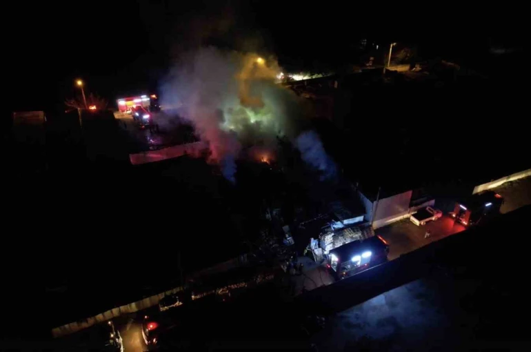 Bursa’da ahşap palet fabrikasındaki yangın kontrol altına alındı 