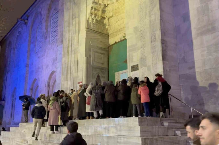Bursa’da Berat Kandili Ulu Cami’de dualarla idrak edildi 