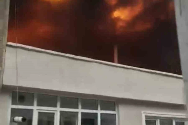 Bursa’da binanın çatısı alevlere teslim oldu 