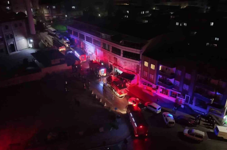 Bursa’da bir depoda çıkan yangın itfaiye ekiplerini harekete geçirdi 