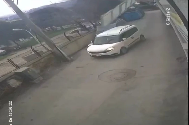 Bursa’da çatı ve prefabrik evler böyle uçtu, ağaçlar kırıldı