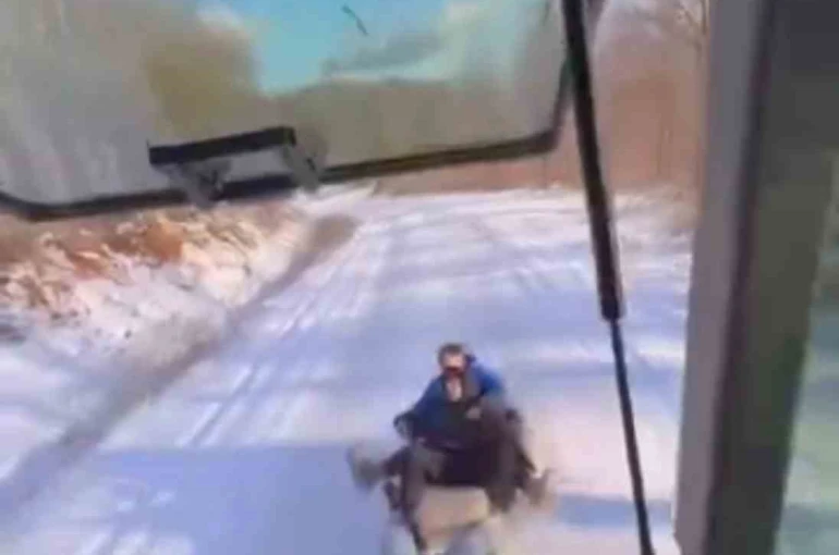 Bursa’da çocuklar traktöre bağlanan lastiklerle karın keyfini çıkardı